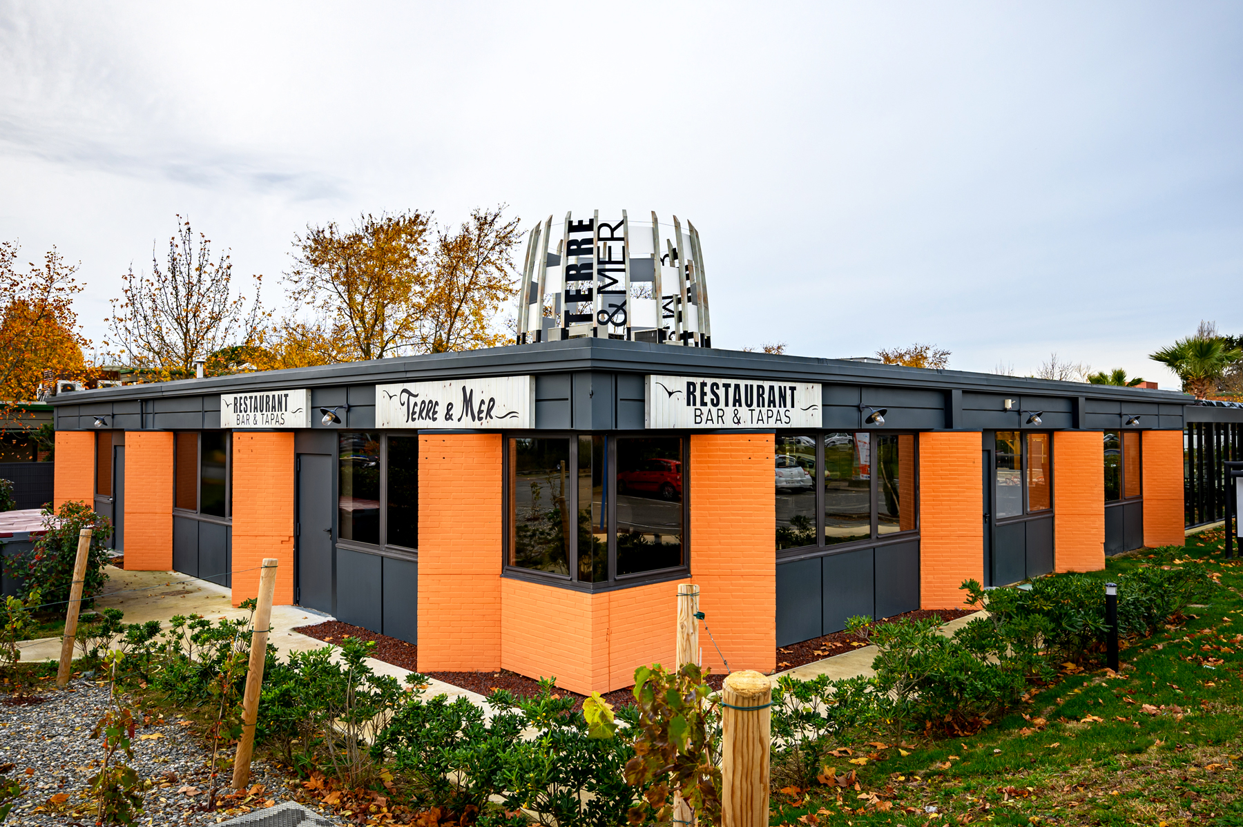 Aménagement décoratif sur mesure pour le restaurant Terre et Mer à Labège